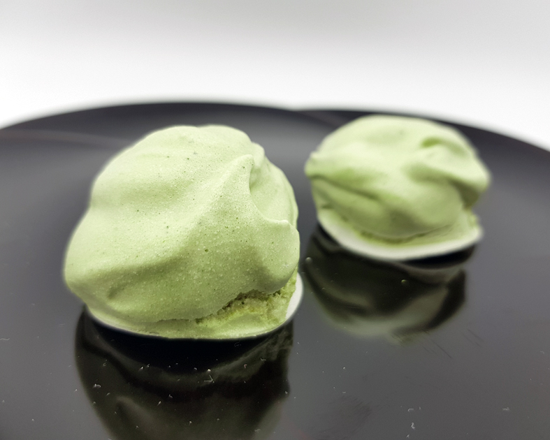 Matcha-Makronen auf Lackteller