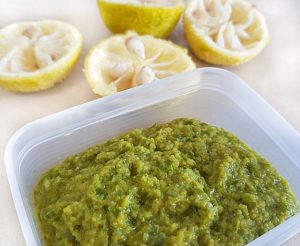 Selbstgemachter Yuzukosho aus Aoyuzu, grünen Chili und Salz
