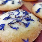 Biskuits mit blauen Kornblumenblüten