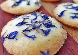 Mehr über den Artikel erfahren Biskuits mit blauen Kornblumenblüten