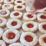 Weihnachtsplätzchen-Technik: Linzer Augen mit dem richtigen Gelee richtig ausgießen