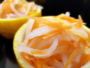 Read more about the article Karotten und Rettich in halbierter Yuzu, auch Namasu genannt