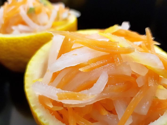 You are currently viewing Karotten und Rettich in halbierter Yuzu, auch Namasu genannt