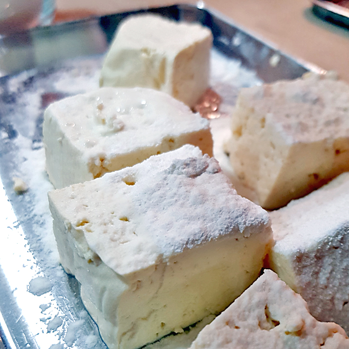 Agedashi Tofu - Tofuwürfel mit Maisstärke bestäuben