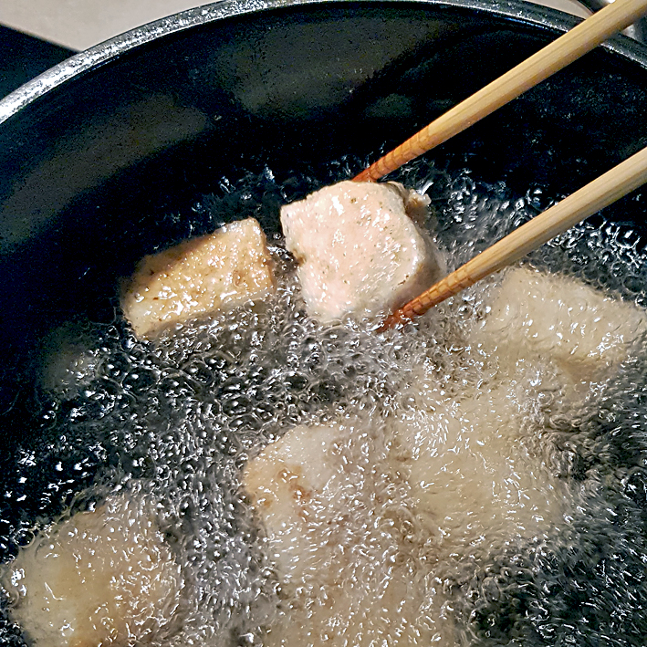 Agedashi Tofu - mit Maisstärke bestäubte Tofuwürfel frittieren