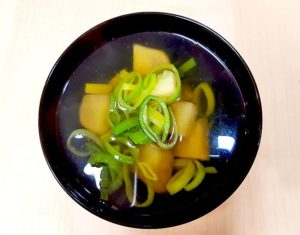 Read more about the article Suppe mit Süßkartoffeln, Lauch und Shichimi Togarashi (Siebengewürz)