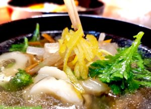 Mehr über den Artikel erfahren Klassische japanische Suppe aus Dashi, Huhn, Chikuwa, Rettich, Karotte, Shungiku und Yuzu
