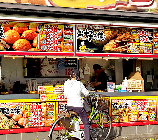Takoyakiya an einer Straßenecke in Osaka