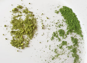 Links: Grüntee-Pulver vom dm-Markt. Rechts: Matcha, der den Namen verdient.