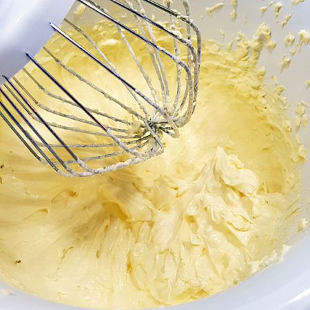 Erythrit-Puder und weiche Butter zu einer hellen Creme schlagen