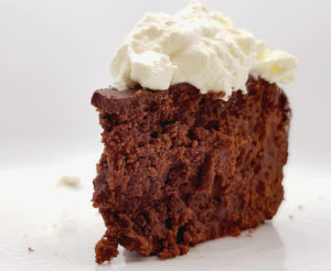 Read more about the article Ein essbarer Low-Carb-Schokoladenkuchen mit Erythrit und Mandelmehl (hau rein)