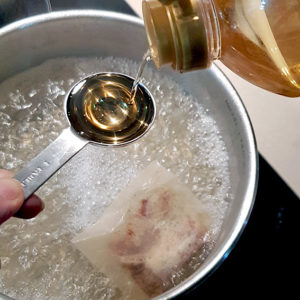 Mirin in kochendes Wasser mit dem Tütendashi geben