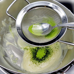 Matcha mit weisser Schokolade mischen
