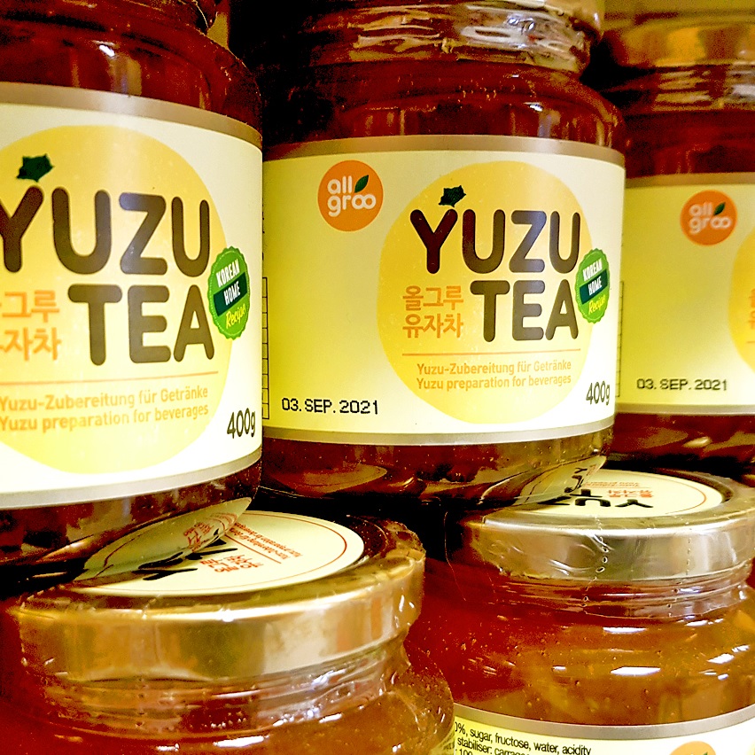 Yuzu Tea im Regal eines Asia Shops