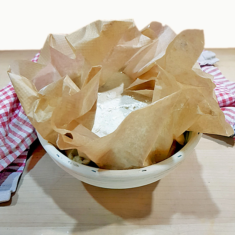 Brot ohne Kneten mit Lievito Madre (mit Backpapier im Gärkorb)