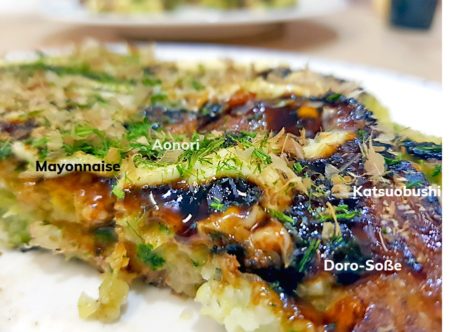 Okonomiyaki Osaka-Style belegt mit Aonori Katsuobushi Kewpie Doro Sosu