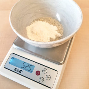 11 g getrockneten Lievito Madre mit 25 ml Wasser und 17 g Mehl anpasten