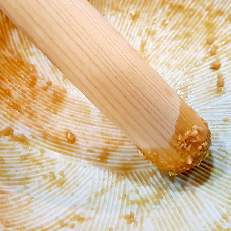 Sesamdressing im Suribachi (der Rest)