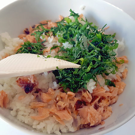 Lachs und Shiso zum Reis geben