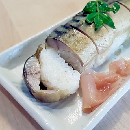 Makrelen-Sushi mit Kombu