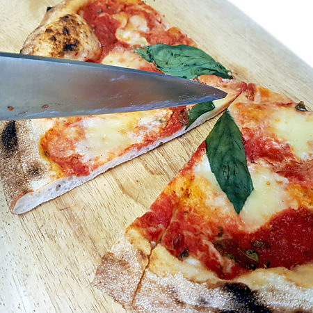 Pizza zuerst in handliche Stücke schneiden