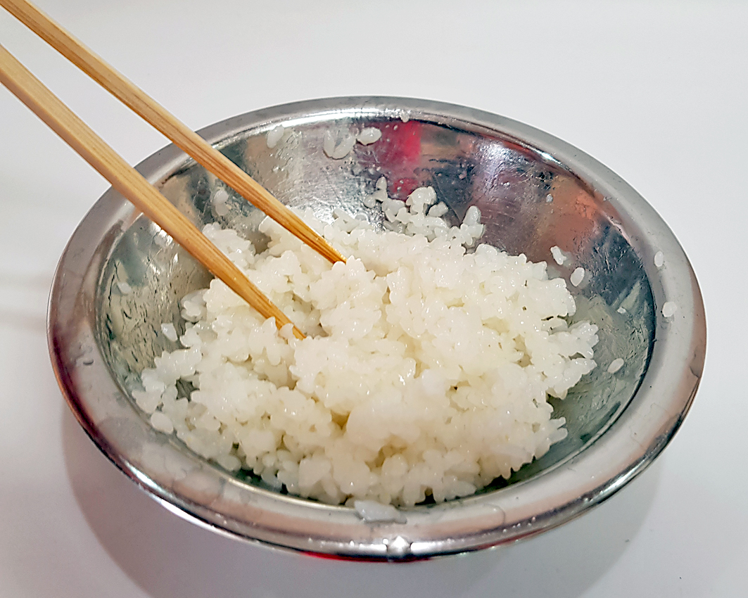 You are currently viewing Sushi-Reis: Das authentische Rezept für eine der wichtigsten Zubereitungen der japanischen Küche