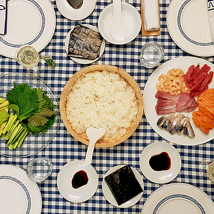 Tisch gedeckt für Temaki-Sushi