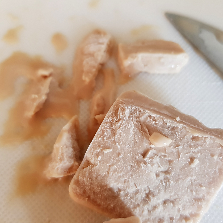 Ja, man kann Frischhefe einfrieren. Ja, es ist völlig problemlos. Und ja, die aufgetaute Hefe