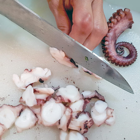 Gekochten Oktopus in Scheiben schneiden