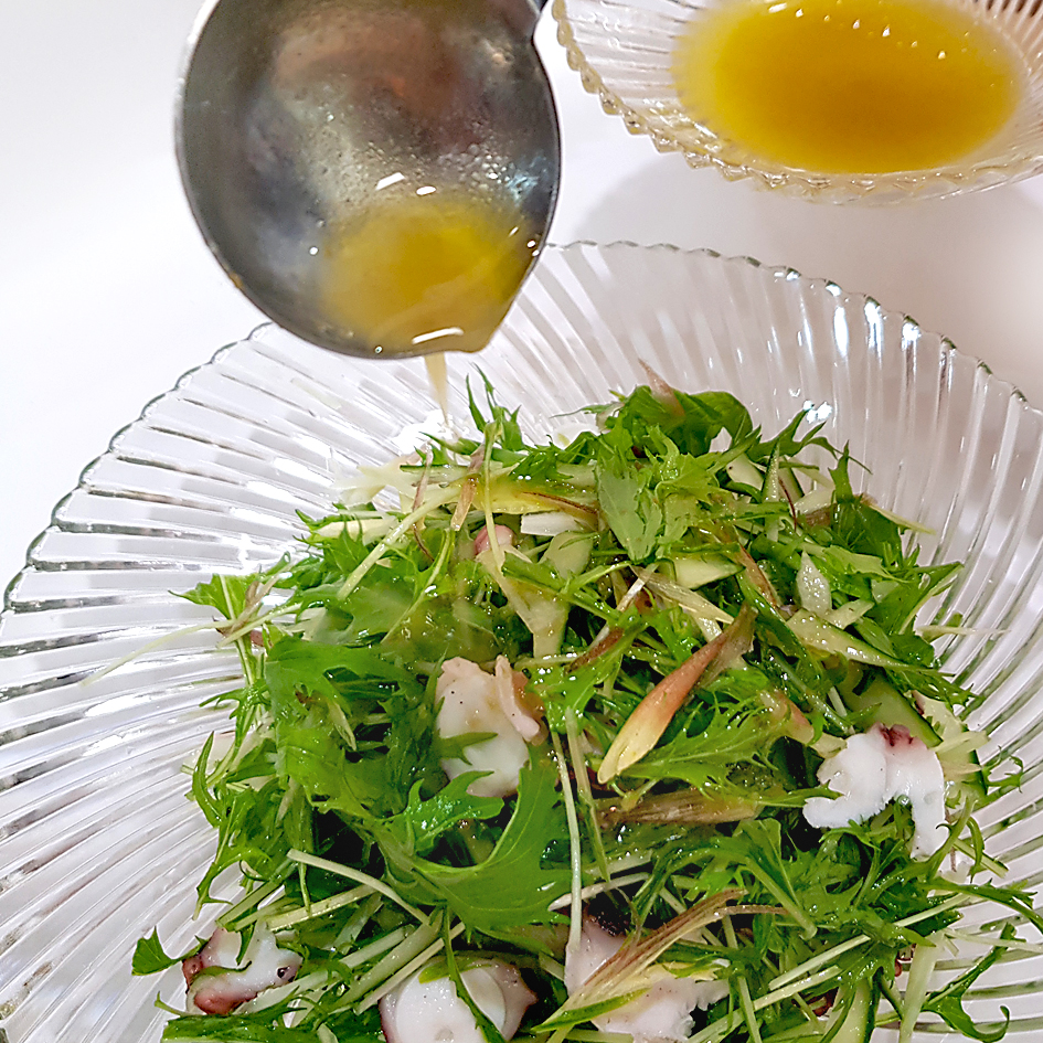 Salat mit Olivenöl-Yuzu-Dressing anmischen