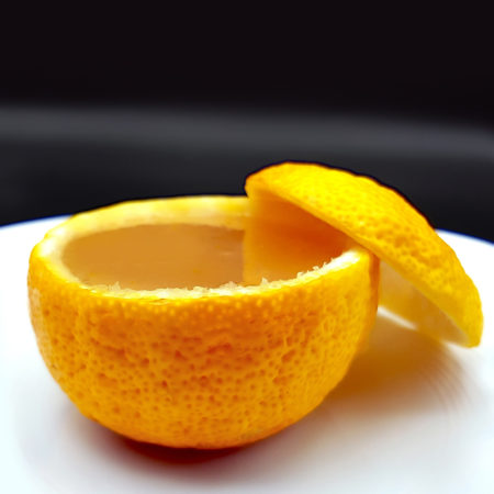 Yuzu-Gelee in der ausgehöhlten Frucht