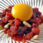 Rindfleisch-Tartar „koreanische Art“. In Japan beliebt aber verboten, hierzulande erlaubt