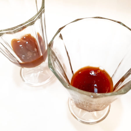 Vorbereitete Gläser mit Houjicha-Gelee