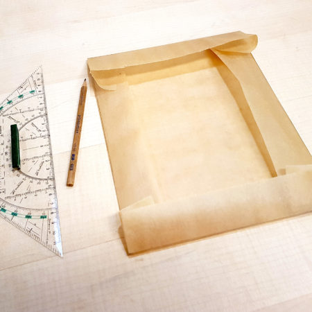 Backpapier scharf einfalten, damit die Kante die Butter hält